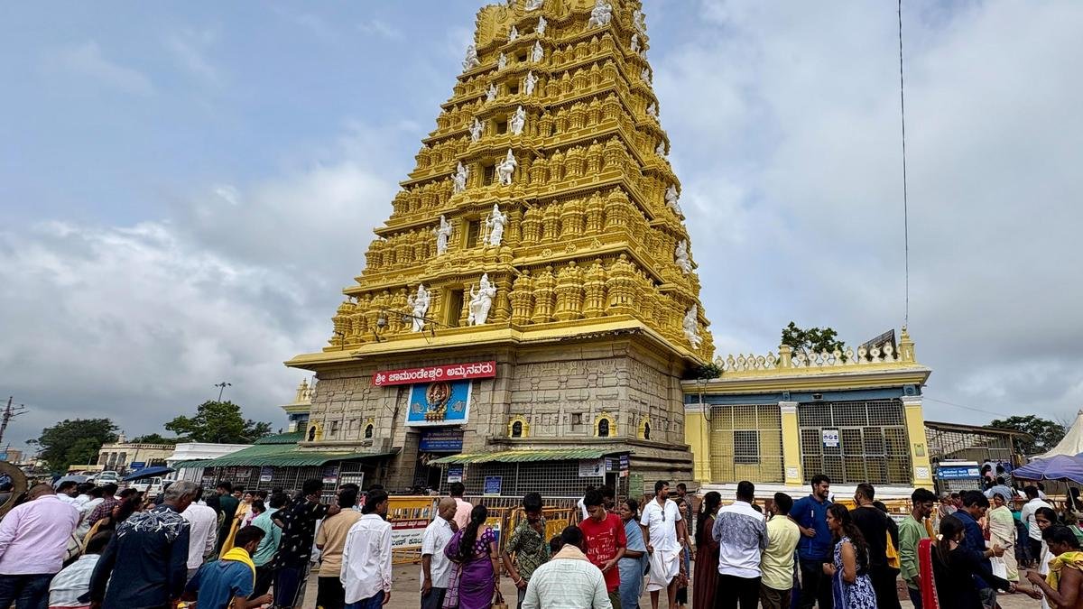 ಚಾಮುಂಡೇಶ್ವರಿ ದೇವಸ್ಥಾನದ ಪಾವಿತ್ರ್ಯ ಕಾಪಾಡಲು ಹೈಕೋರ್ಟ್ ಕಟ್ಟುನಿಟ್ಟಿನ ಸೂಚನೆ – ಅಭಿವೃದ್ಧಿ ಮತ್ತು ಸಂಪ್ರದಾಯದ ನಡುವೆ ಸಮತೋಲನ ಅಗತ್ಯ