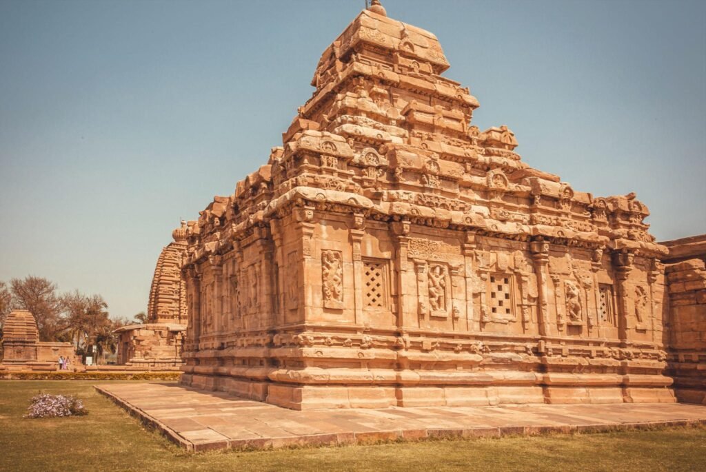 "ಕರ್ನಾಟಕದ ಐತಿಹಾಸಿಕ ದೇವಸ್ಥಾನ – ಕರ್ನಾಟಕ ದೇವಸ್ಥಾನ ಪ್ರಾಧಿಕಾರ ಮಸೂದೆ ಮತ್ತು ದೇವಾಲಯ ಅಭಿವೃದ್ಧಿಯ ಪ್ರತೀಕಾತ್ಮಕ ಚಿತ್ರ"