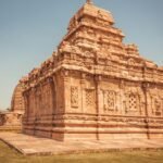 "ಕರ್ನಾಟಕದ ಐತಿಹಾಸಿಕ ದೇವಸ್ಥಾನ – ಕರ್ನಾಟಕ ದೇವಸ್ಥಾನ ಪ್ರಾಧಿಕಾರ ಮಸೂದೆ ಮತ್ತು ದೇವಾಲಯ ಅಭಿವೃದ್ಧಿಯ ಪ್ರತೀಕಾತ್ಮಕ ಚಿತ್ರ"