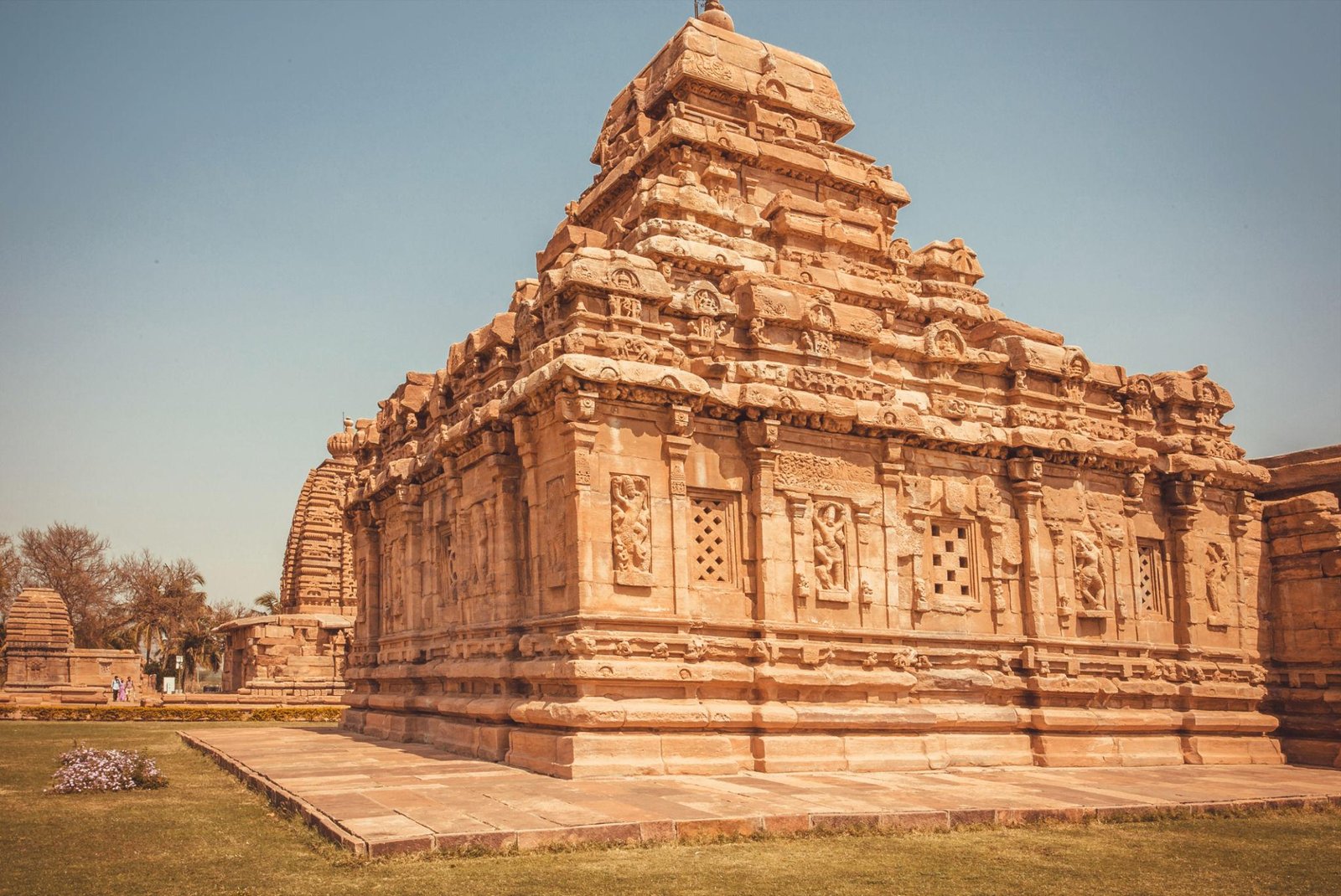 "ಕರ್ನಾಟಕದ ಐತಿಹಾಸಿಕ ದೇವಸ್ಥಾನ – ಕರ್ನಾಟಕ ದೇವಸ್ಥಾನ ಪ್ರಾಧಿಕಾರ ಮಸೂದೆ ಮತ್ತು ದೇವಾಲಯ ಅಭಿವೃದ್ಧಿಯ ಪ್ರತೀಕಾತ್ಮಕ ಚಿತ್ರ"