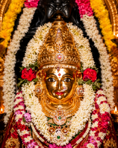 ಶಿವಮೊಗ್ಗದ ಶ್ರೀ ಕೋಟೆ ಮಾರಿಕಾಂಬಾ ದೇವಿಗೆ ಸಮರ್ಪಿಸಲಾದ ಚಿನ್ನದ ಮುಖವಾಡದ ದಿವ್ಯ ಅಲಂಕಾರ. ಕರ್ನಾಟಕದ ಪ್ರಸಿದ್ಧ ಶಕ್ತಿ ದೇವಾಲಯಗಳಲ್ಲಿ ಒಂದಾದ ಶ್ರೀ ಮಾರಿಕಾಂಬಾ ದೇವಿಯ ಭವ್ಯ ದರ್ಶನ.
